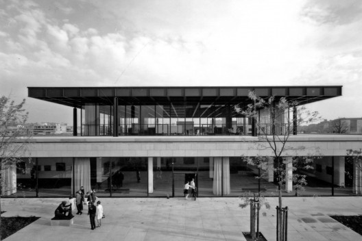 O Jardim de Esculturas na área posterior da Neue Nationalgalerie e seu acesso à galeria do subsolo<br />Foto/photo David Chipperfield Architects Berlin 