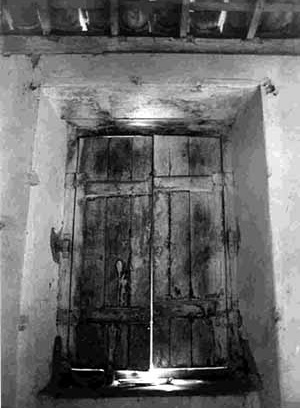 Porta de madeira, Chapada dos Guimarães. Acervo: IPHAN.  [www.iphan.gov.br.]