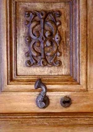 Talha da almofada da porta de entrada e fecho em latão trabalhado. Acervo: IPHAN.  [www.iphan.gov.br.]