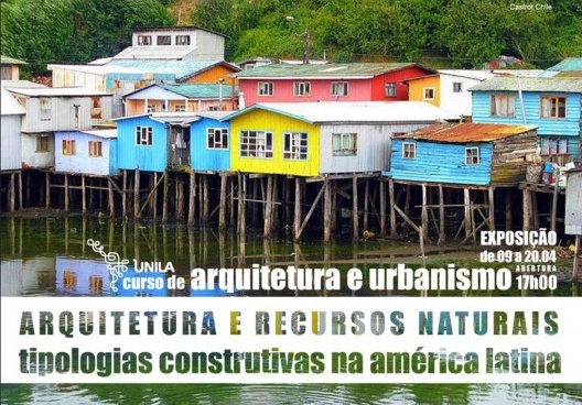 Cartaz da Exposição "Arquitetura e recursos naturais. Tipologias construtivas na América Latina". Trabalhos disponíveis em https://arquiteturarecursosnaturais.wordpress.com/<br />Elaboração Maicon Rugeri  [Acervo Andréia Moassab]