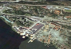 Järla Sjö. Orla do lago, à esquerda o edifício principal da indústria antiga, à direita as áreas de moradias onde foram preservados pequenos edifícios [Google Earth, 23/09/2007]