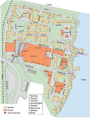 Plano geral mostrando ao norte o setor onde predominam as unidades residenciais, o centro dominado pelo prédio multiuso e abaixo o arranjo feito entre o novo e o existente. Todo o espaço é valorizado pela grande frente para o lago [Municipality of Nacka. Environment and Urban Planning Administration]