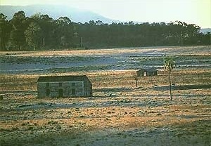 Propriedade rural de imigrantes italianos no Município de São João do Polêsine, que integra o Projeto de Desenvolvimento Sustentável da Quarta Colônia Italiana do Rio Grande do Sul. A paisagem de inverno deixa transparecer toda a simplicidade da arquitetu<br />Foto Ricardo T. Vasconcellos  [Cartões postais do Projeto PRODESUS]
