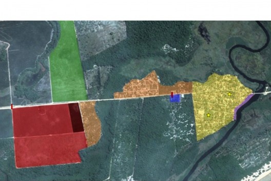 Zonas de ocupação urbana consolidada (amarelo e laranja); área de amortecimento e regeneração de mata nativa (verde); gleba pleiteada para a expansão urbana (vermelho); área de intervenção na orla do rio Itaúnas (lilás) [Edição sobre imagem do Google Earth]
