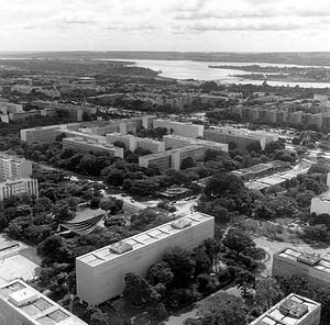 Super-quadras, Asa Sul, Brasília (1956), Lucio Costa. <br />Foto Duda Bentes  [Acervo do Departamento de Patrimônio Histórico e Artístico do DF.]