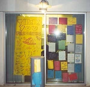 Dia 14/9, sul de Manhattan: cartazes escritos por alunos numa escola em frente a um posto de bombeiros