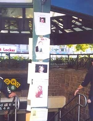 Dia 15/9: Manhattan, saída do metrô: cartazes procuram desaparecidos