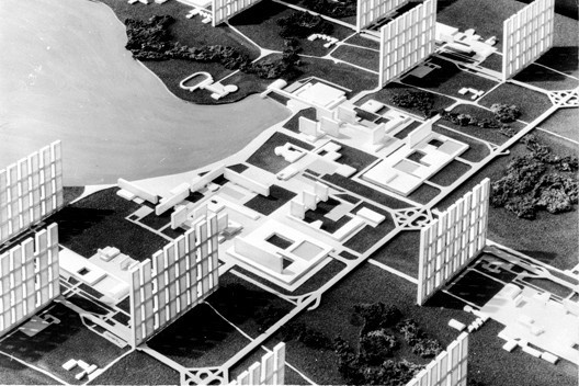 Concurso do Plano Piloto de Brasília, vista da maquete do setor de habitação intensiva, 1957. Rino Levi e equipe, 3º e 4º colocados reunidos
