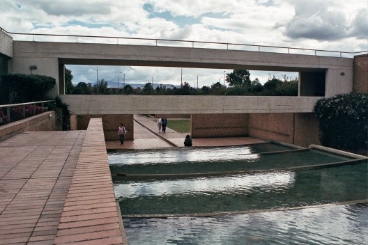 Biblioteca Virgilio Barco, Bogotá. Arq. Rogelio Salmona, 2001<br />Foto Maria Claudia Levy 