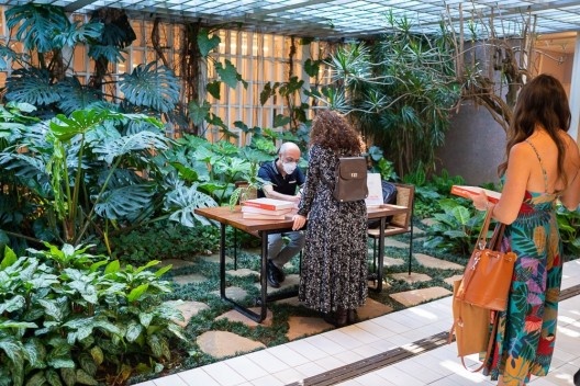 Ainda pouco se conhece sobre a atuação de Rino Levi como paisagista. Na residência Castor Delgado Perez, ele desenhou e acompanhou o plantio tanto dos jardins externos quanto dos internos, hoje todos recuperados pelo trabalho de Koiti Mori e Klara Kaiser<br />Foto Luka Godoy 
