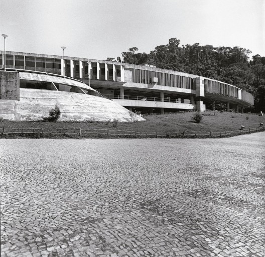 Balneário de Águas da Prata, elevação principal, 1970-1974. Arquitetos João Walter Toscano, Odiléa Setti Toscano, Massayoshi Kamimura<br />Foto Cristiano Mascaro 