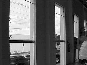 Janelas altas, mesmo que laterais, não evitam a incidência de muita energia solar radiante