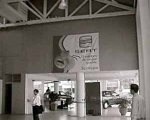 Salão frontal, sala de vendas e exposição. O forro, quando utilizado para esconder a estrutura do telhado, funcionará como barreira para a saída do ar quente que sobe, formando-se uma estufa