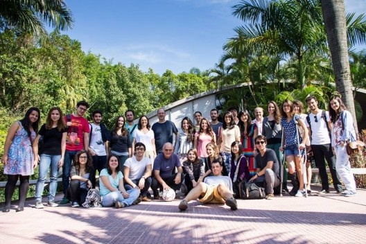 Oficina de Modelos, 3 de maio, alunos das FAUs USP e Mackenzie foram até a residência do arquiteto Marcos Acayaba entregar alguns dos modelos elaborados na oficina<br />Foto de Marcos Silvério 