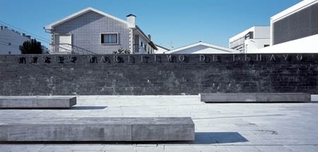 Muro frontal com letreiro do Museu encobrindo em parte o casario<br />Foto Daniel Malhão 