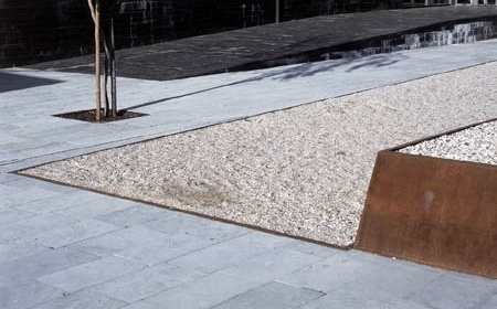 Detalhe da praça frontal<br />Foto Daniel Malhão 