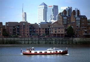  Greenwich Reach and new housing development on the Isle of Dogs. Ao fundo, a torre de Canary Wharf, arquiteto Cesar Pelli [Fellwalk]