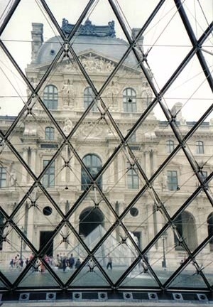 Pirâmide do Louvre, Paris. Arquiteto I. M. Pei<br />Foto AG 