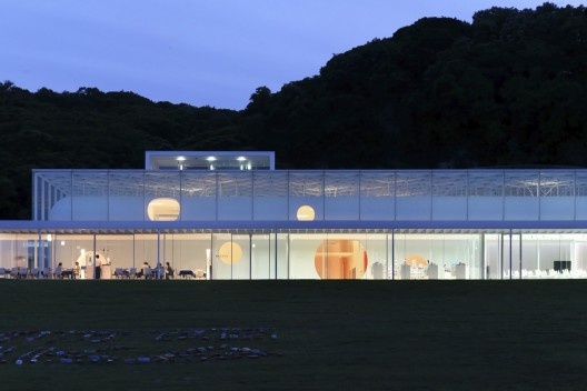 Museu de Arte, Yokosuka, Japão, 2006. Arquiteto Riken Yamamoto<br />Foto cortesia Tomio Ohashi  [Pritzker Prize]