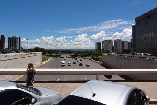 Linha do horizonte céu e eixão ao norte<br />Foto Eduardo Pierrotti Rossetti 
