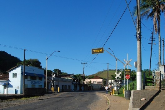 Travessia de via férrea no centro urbano de Matias Barbosa<br />Foto Fábio Lima 