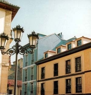 Conjunto El Fontan, após a revitalização, Oviedo<br />Foto da autora, 1999 