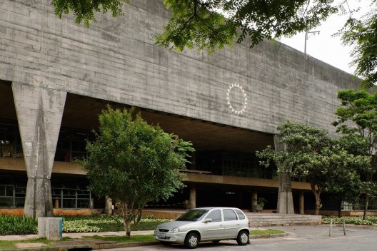 Símbolo da FAU USP na empena da elevação principal do edifício da FAU USP, projeto dos arquitetos Vilanova Artigas e Carlos Cascaldi<br />Foto Nelson Kon 