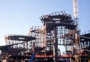 Estrutura de aço em construção: módulos triangulares