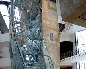 Interior, com passarelas e acesso vertical