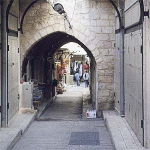 "Shuk" (bazar) de Nazareth. Pode-se ver algo do trabalho de recuperação: ordenamento da pavimentação, abolição dos letreiros visualmente poluentes e intervenções improvisadas (fios, tubulações, acréscimos ofensivos etc.)