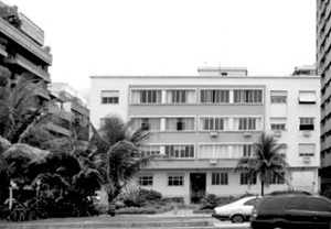 Edificação com quatro pavimentos e de quatro pavimentos mais pilotis e cobertura, Beto Felício, 2004