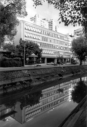 Edificação com quatro pavimentos e de quatro pavimentos mais pilotis e cobertura, Beto Felício, 2004