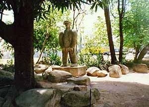 No jardim central da Praça fica a estátua do sertanejo, junto à árvore e pedras [Ana Rita Sá Carneiro]