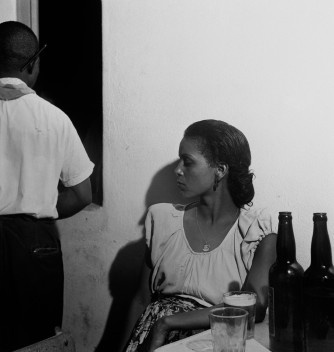 Mulher em mesa de bar, Rio de Janeiro, 1947<br />Foto Thomaz Farkas  [Acervo Instituto Moreira Salles]