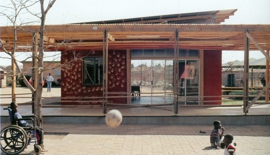 BASEhabitat, Centro para crianças com dificuldades motoras, Orange Farm, Johannesburg, República Sul-africana<br />Foto divulgação 