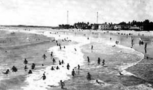 Praia de Iracema, por volta de 1940, quando se difundiam os banhos de mar em Fortaleza  [Arquivo Nirez]