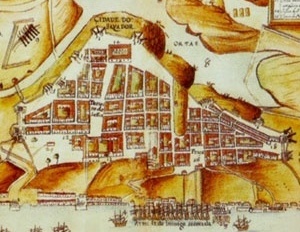 5. Planta da Restituição da Bahia (1631), de João Teixeira Albernaz. O núcleo inicial de Salvador aparece à direita na planta, estando separado parcialmente do outro bairro, mais amplo, por um talvegue