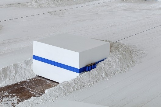 <i>Linhas de força</i>, 2019, blocos de gesso, gesso, guinchos, cintas de lona e cabo de aço, 50cm x 800cm x 1300cm. Exposição “Marcia Pastore: contracorpo”, Pinacoteca do Estado, 2019-2020<br />Foto Isabella Matheus  [Pinacoteca de São Paulo]