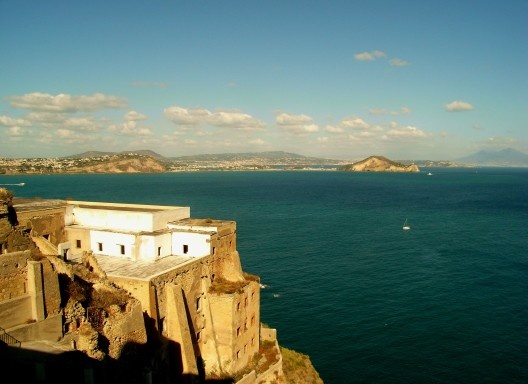 Panorâmica do golfo de Nápoles e Pozzuoli, vista do Cabo Miseno da ilha de Procida, Itália<br />Foto Enrico Viceconte  [Wikimedia Commons]