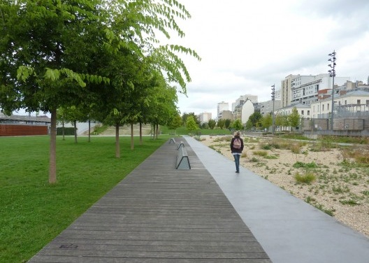 “Jardin d´Éole” – Novo parque na zona norte da Cidade: ecossistema arenoso no lado direitor, com pequeno alagado construído na extrema direita.<br />Foto Cecilia Herzog 
