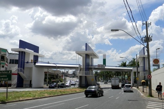 Passarela vista no sentido bairro-centro<br />Foto Robert Soares 