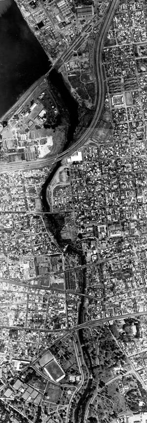 Fotografia aérea do curso sob o córrego Miguelete, 1998. O II Seminário Montevidéu, realizado no ano 1999, aborda mediante seis ateliês de projeto urbano, sob a direção dos expertos internacionais Pierre David, Ann Pendlenton, Hiroshi Hara, Paulo Mendes d