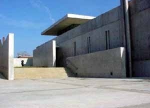 Pátio externo a leste do edifício da Pulitzer Foundation<br />Fotos de Zeuler Lima 