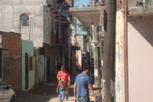 Rua interna: instalações clandestinas<br />foto André de Oliveira Torres Carrasco 