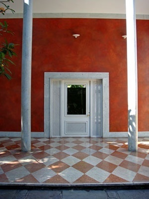 Entrada principal com "parede ponpeiana"<br />Foto Renata Reinhoefer França 