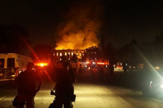 Bombeiros combatendo incêndio no Museu Nacional no Rio de Janeiro<br />Foto Vitor Abdala  [Agência Brasil]