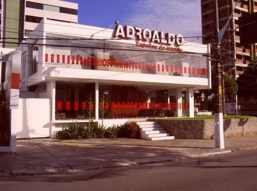 Primeiro projeto de Ubirajara Galvão, anos 1960. Modernista. Segundo o arquiteto: "Era um caixão, a parte de cima da casa sustentada por colunas, que chamávamos de palito, por serem retas, sem enfeite e bastante finas". Hoje loja de tapetes. Av. Hermes da<br />Foto Gustavo Sobral, 2010 