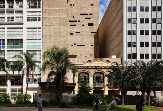 Praça das Artes, edifício novo e fachada restaurada do Cine Cairo, São Paulo. Escritório Brasil Arquitetura e arquiteto Marcos Cartum<br />Foto Nelson Kon 