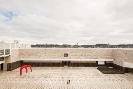 Uma praça no verão