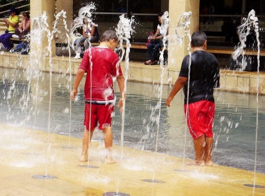 Crianças brincando em espaço público de Medellín, Colômbia<br />Foto Abilio Guerra 